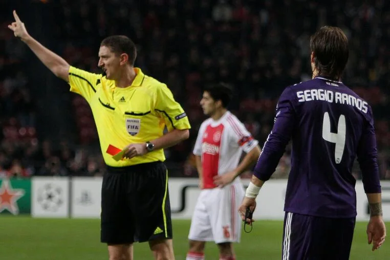 sergio-ramos-kokkines-kartes-podosfairistes-lista