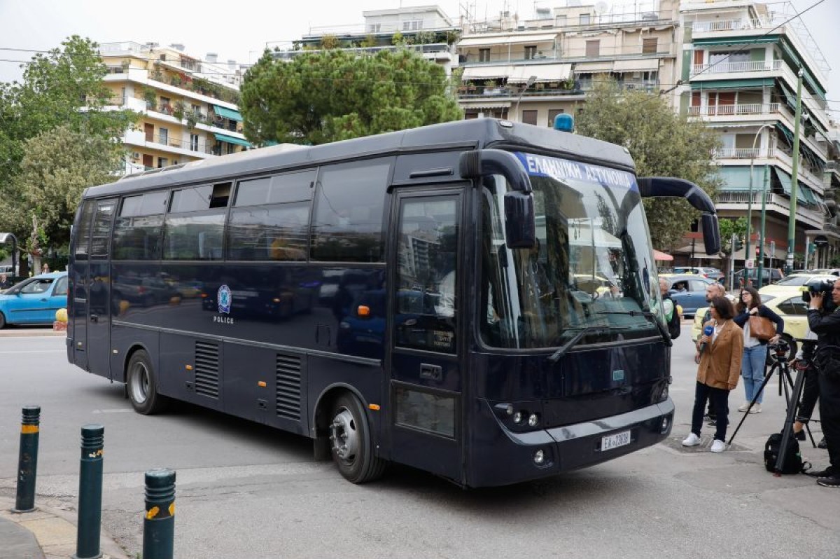 Αστυνομικές δυνάμεις στα Σπάτα, απομάκρυναν οπαδούς της ΑΕΚ