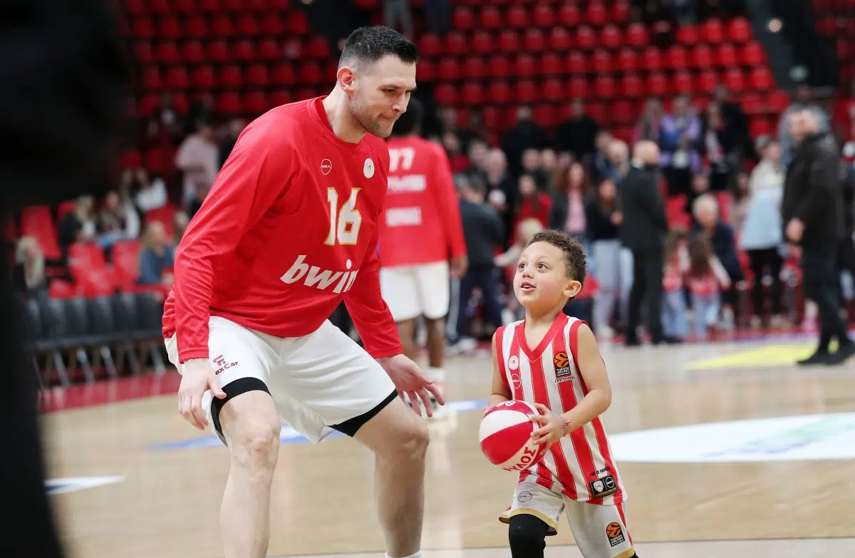 Αρχηγός σε όλα του: Σκηνή… έπος στο ΣΕΦ με έναν τζούνιορ,  «μασκώτ» στο ζντο νίκης (video)