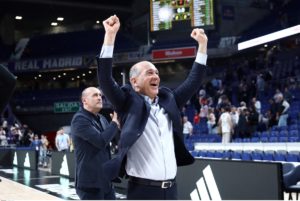 Από την αγωνία στον… έβδομο ουρανό: Έτσι έζησαν οι πρόεδροι του Ολυμπιακού την πρόκριση στο Final 4 (video)
