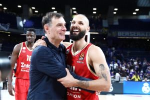 Μπλούζα… έπος από φίλο του Ολυμπιακού: Ο «σκακιστής» Μπαρτζώκας έφτασε ως τη Μαδρίτη!