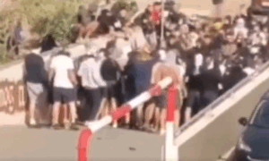 Χάος στο Σπλιτ με «βαριά» επεισόδια μεταξύ οπαδών Χάιντουκ, Ντινάμο και αστυνομίας (video)