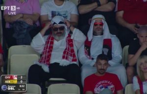 Οι οπαδοί του Ολυμπιακού σε ρυθμούς… Άμπου Ντάμπι: Ντύθηκαν Εμίρηδες στο ματς με την ΑΕΚ! (video)