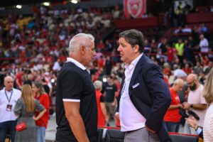 «Μου κάνεις πλάκα baby!»: Ο Παπανικολάου τρέλανε τον Αρλάουκας μετά το τρίποντο και φάουλ (video)