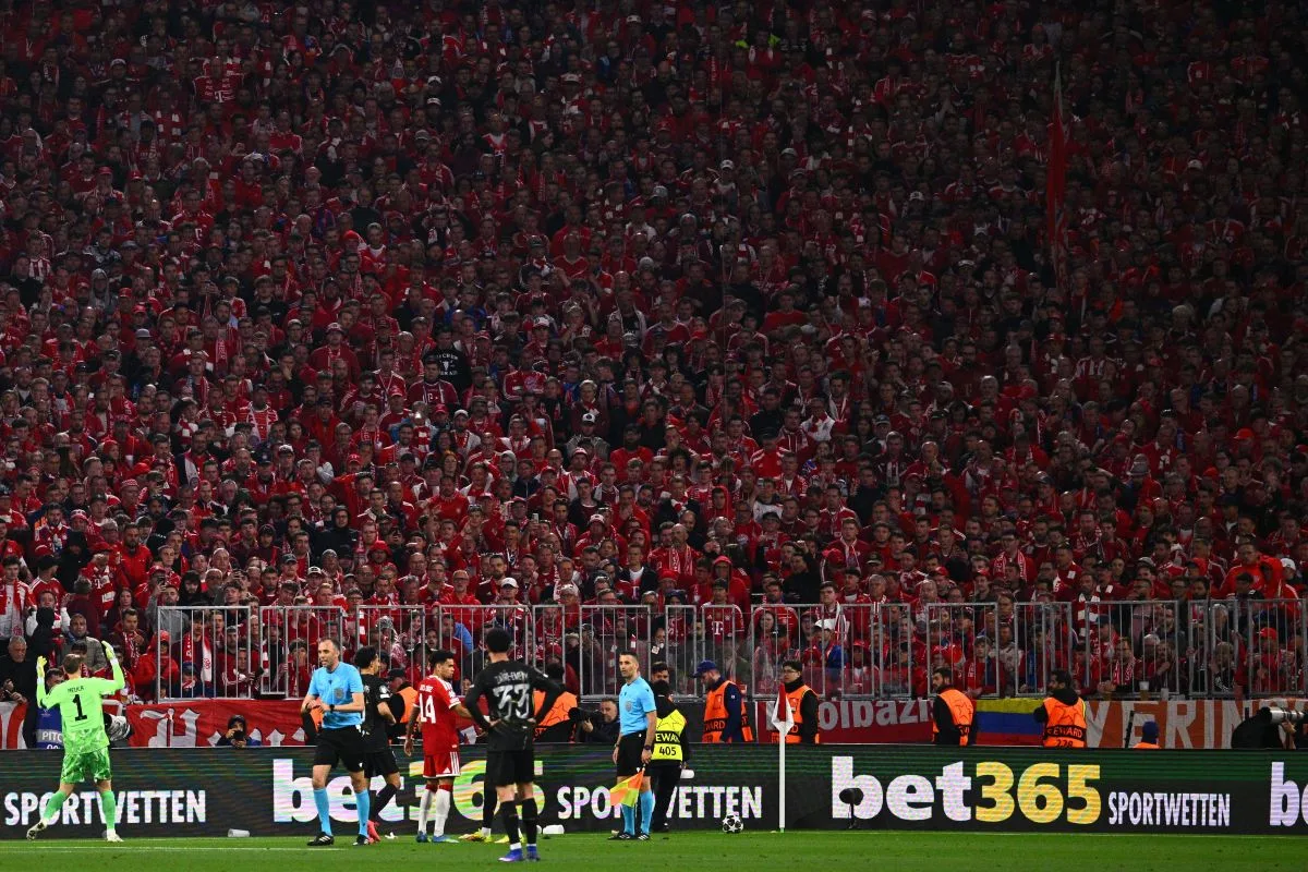 «Τρελάθηκε» η Allianz Arena: Οι φίλοι της Μπάγερν πέταξαν αντικείμενα στον αγωνιστικό χώρο! (video)