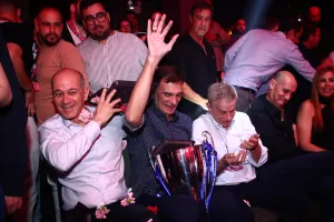 Με ποιο τραγούδι γούσταρε ο Μπαρτζώκας στο ξεφάντωμα του Ολυμπιακού (video)