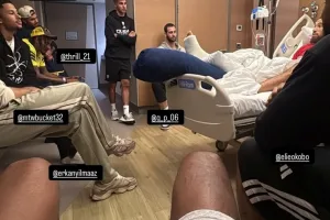 Για τον Μάικ: Στο πλευρό του Τζέιμς συμπαίκτες και αντίπαλοι αφότου βρέθηκαν στο παρκέ